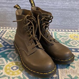 Olive Dr Martens Pascal size 8 (EU39) in EUC.